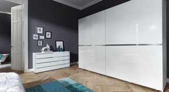 Photographie d'une chambre avec une armoire à portes coulissantes de la gamme Nolte.