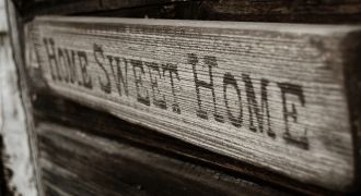 Message home sweet home gravé sur du bois.
