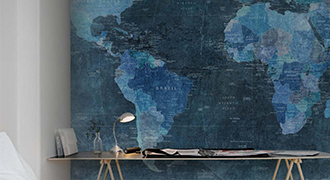 Photographie d'un bureau avec un papier peint avec un motif de carte du monde.
