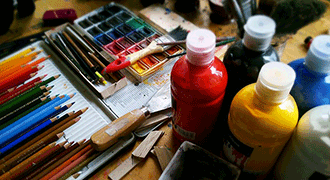 Pots de peintures et crayons de couleur.