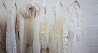 https://pixabay.com/fr/robe-blanc-armoire-penderie-placard-2583092/