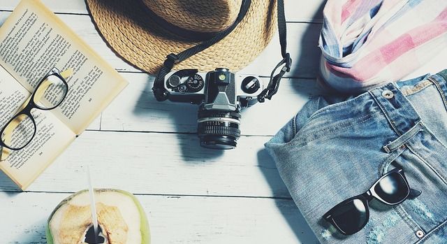 Lunettes de soleil, chapeau, appareil photo et autres accessoires de vacances.