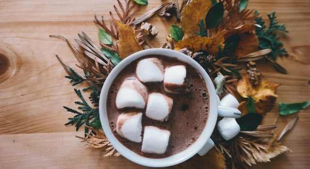Tasse de chocolat chaud dans un intérieur cosy pour l'automne.